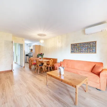Spacious At A 5 Min Walk From The *
