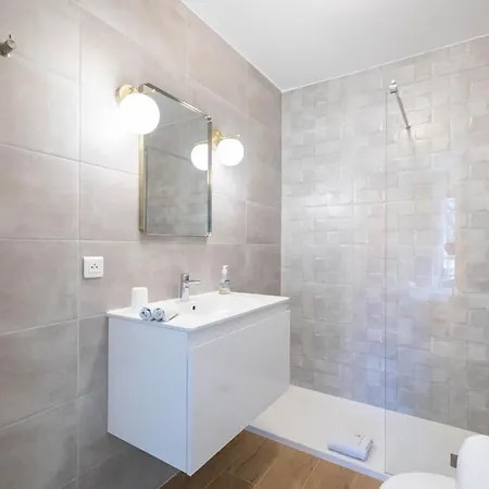 Spacious At A 5 Min Walk From The * Antibes