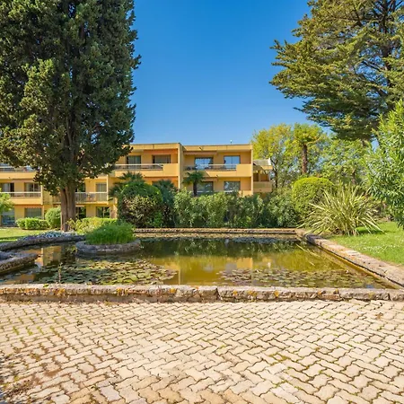 Spacious At A 5 Min Walk From The *